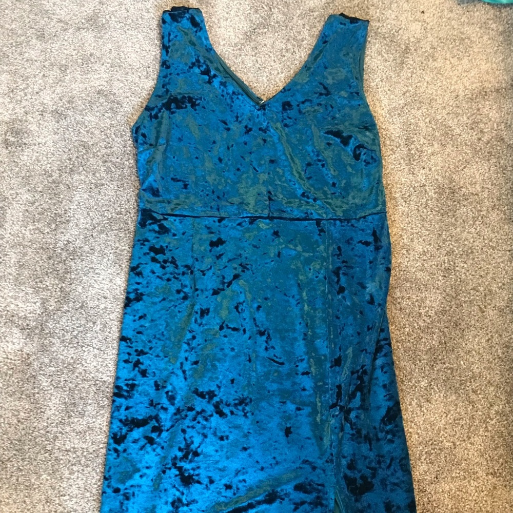 Lulu’s blue velvet dress